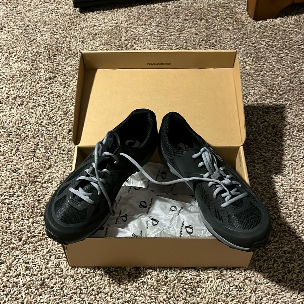 NEW Pearl Izumi cycling shoes; X-Alp Canyon cycling shoes = size 9'.5 US / 43EU